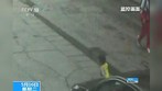 Verpletterd Chinees meisje staat op